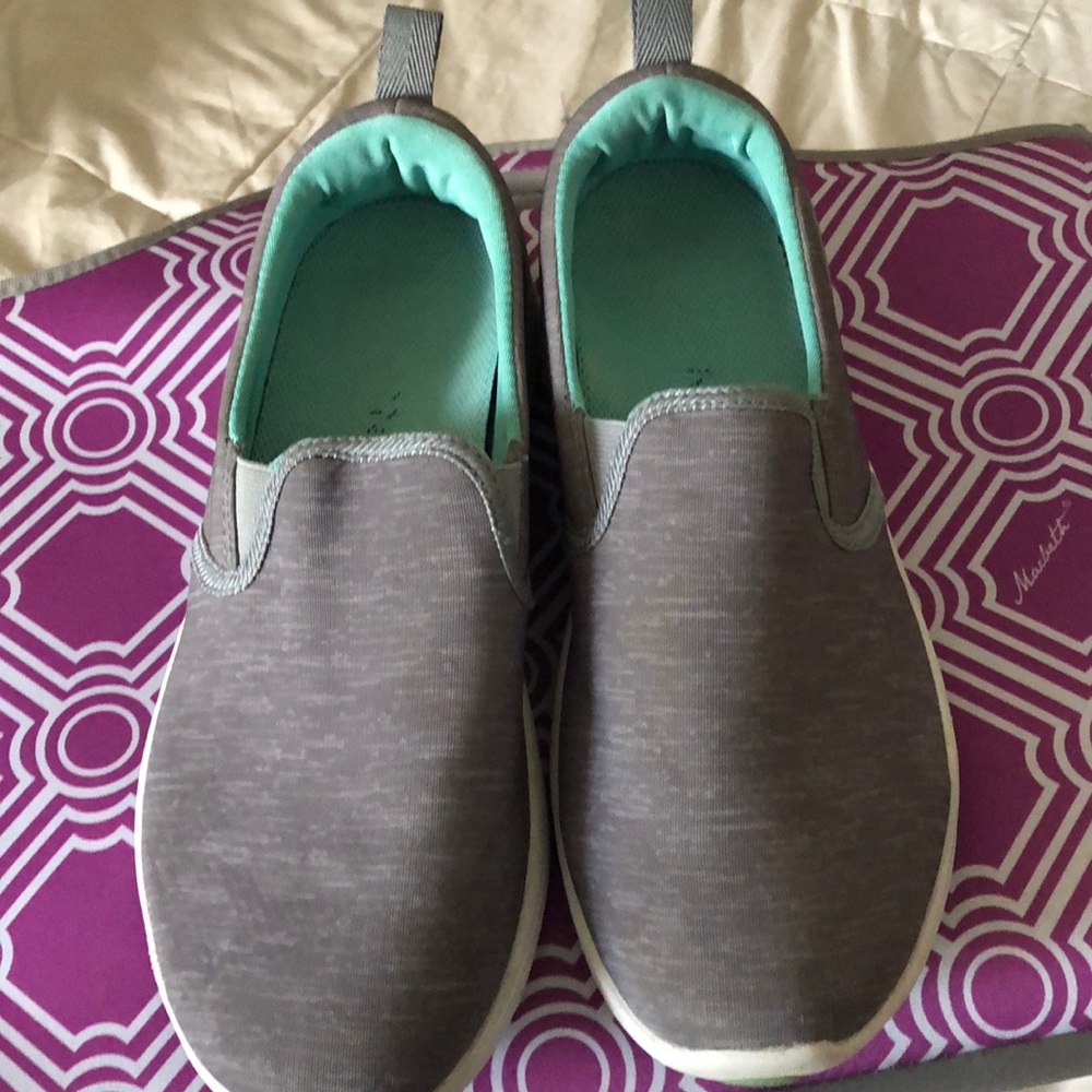 Vionic slip on tennis shoes